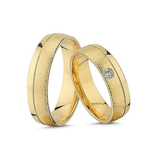 Unikke Nuran vielsesringe i 14 karat guld med 0,07 ct diamant og todelt overflade – sæt med mat og blankpolerede ringe.