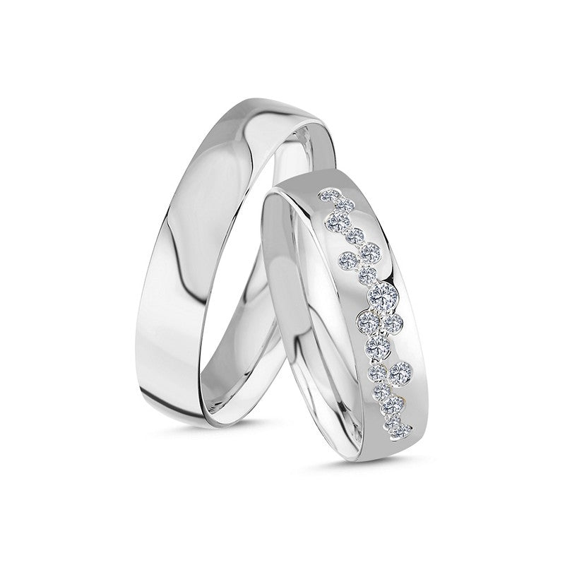 Luksuriøse Nuran vielsesringe i 14 karat hvidguld med 0,26 ct diamanter i stjernestøv-mønster – blanke og let buede.