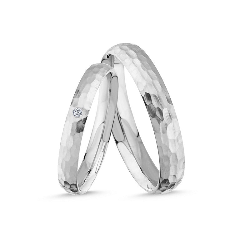 Smukke Nuran vielsesringe i 14 karat hvidguld med hamret overflade og 0,02 ct diamant – klassisk design.