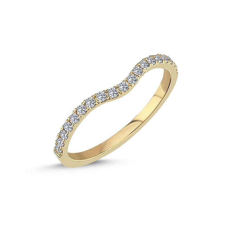 Combine alliancering i 14 karat guld med 0,19 ct diamanter fra Nuran – bølget design med diamanter langs halvdelen af ringskinnen.