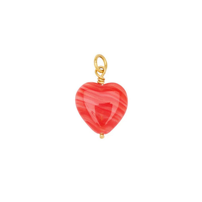 French Grande Heart vedhæng i glas med guldbelagt messing i rød fra Pico Copenhagen, 16x25 mm.