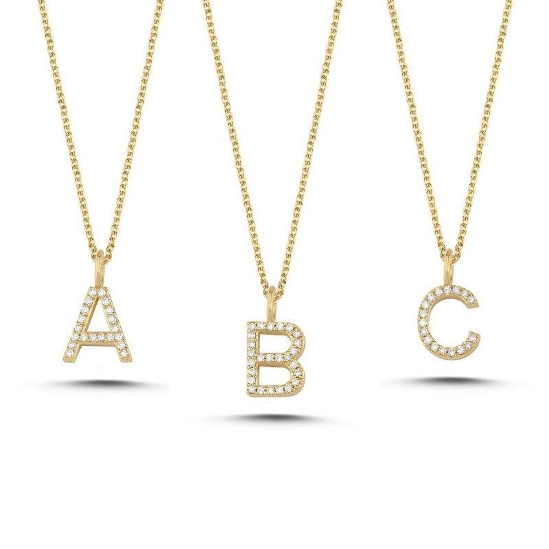 Nuran bogstavsvedhæng i 14 karat guld med diamant pavé i A, B og C – 9,5 mm.