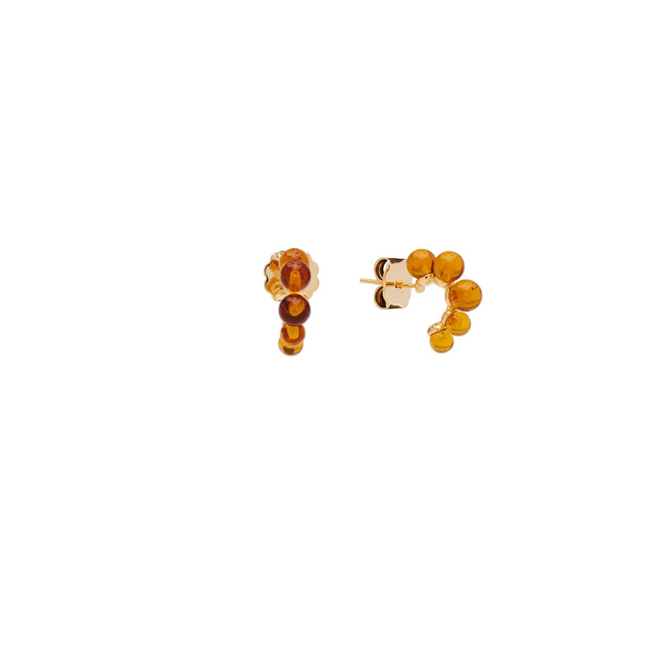 Pico Copenhagen Electrine øreringe i forgyldt messing med runde glasperler i varm amberfarve, 16x7 mm.