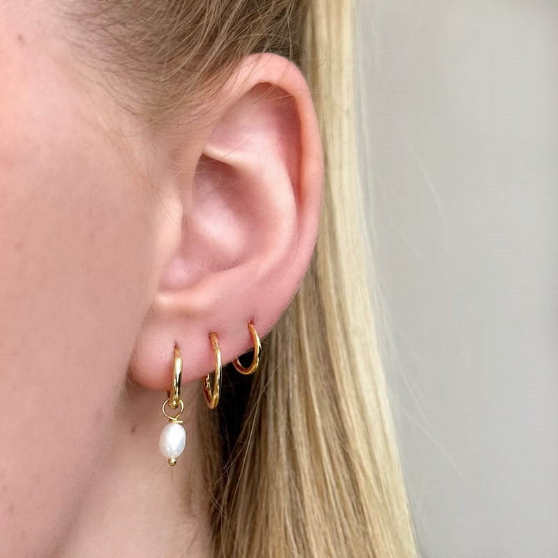 Aida creoler i 18 karat forgyldt sølv med ovale perler fra MerlePerle