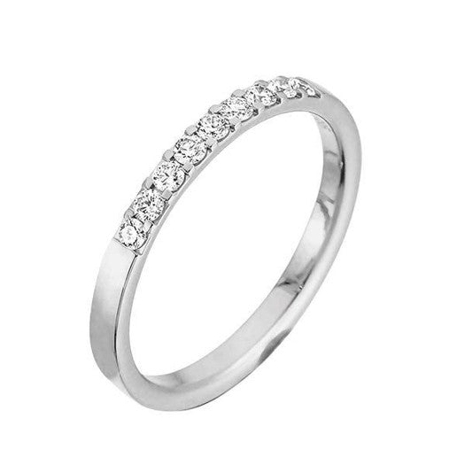 Flot Nuran alliancering i 14 kt hvidguld med 9 diamanter i wesselton/si – 2,2 mm bred ring.