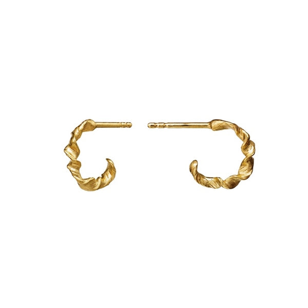 Amalie creoler i forgyldt sølv fra Maanesten med hamret og twistet overflade – New Horizons AW22.