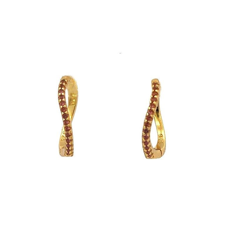 Amelia huggie-øreringe i 22 karat forgyldt messing med mørkerosa krystaller 14 mm fra Pico Copenhagen