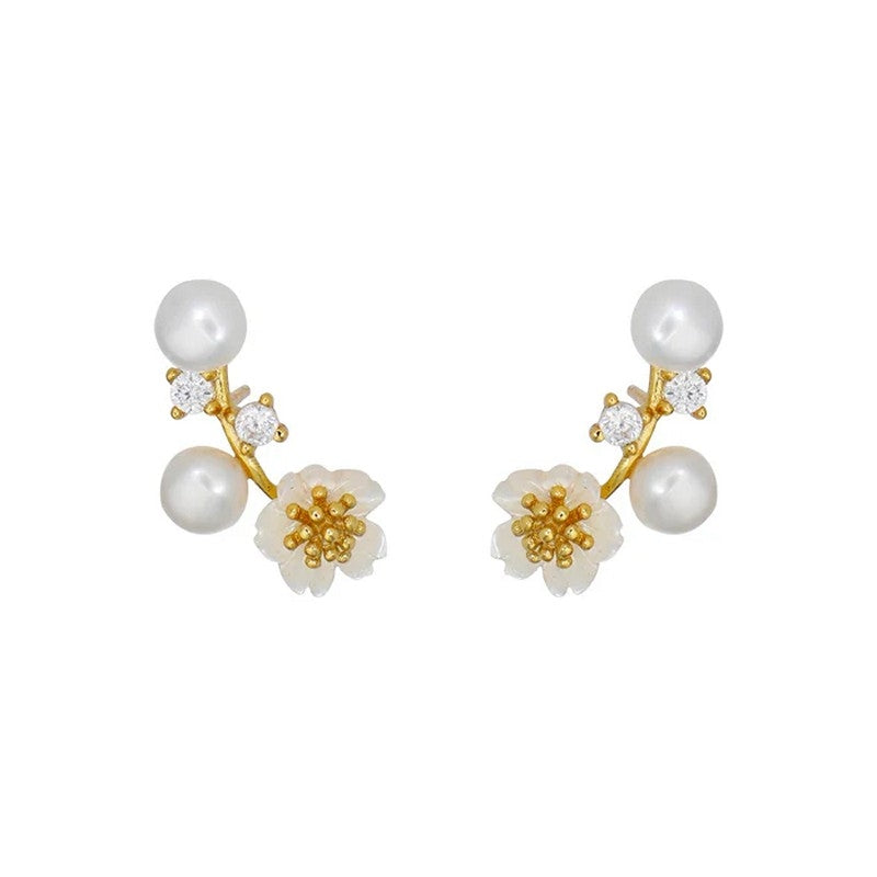 Nuni Copenhagen Amina øreringe i 24 karat forgyldt sølv med ferskvandsperler, klare zirkoniasten og blomster i skalmateriale.