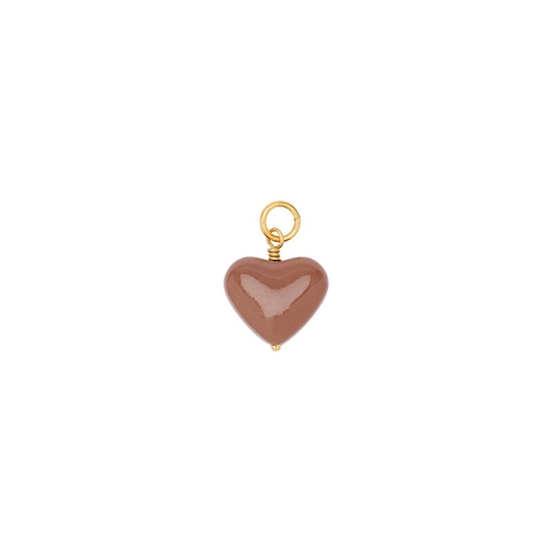 Amore hjertevedhæng i caramelglas fra Pico Copenhagen med forgyldt messing øsken – vedhæng i glas og messing.