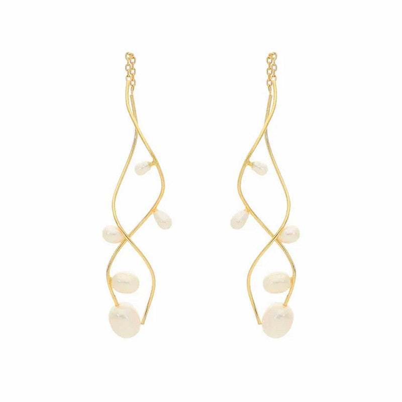 Angelina perleøreringe fra Nuni Copenhagen i 24 karat forgyldt genbrugssølv med ferskvandsperler, 6 cm.