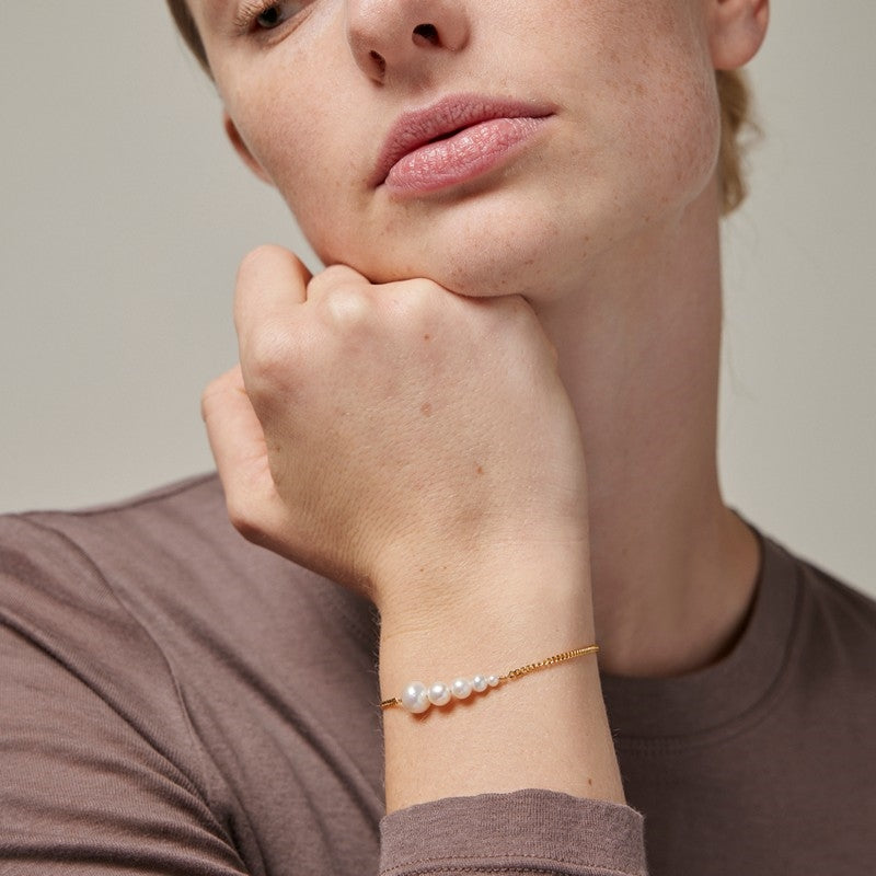 Carmen armbånd i 18 karat forgyldt sølv med ferskvandsperler fra Enamel Copenhagen 15+3 cm