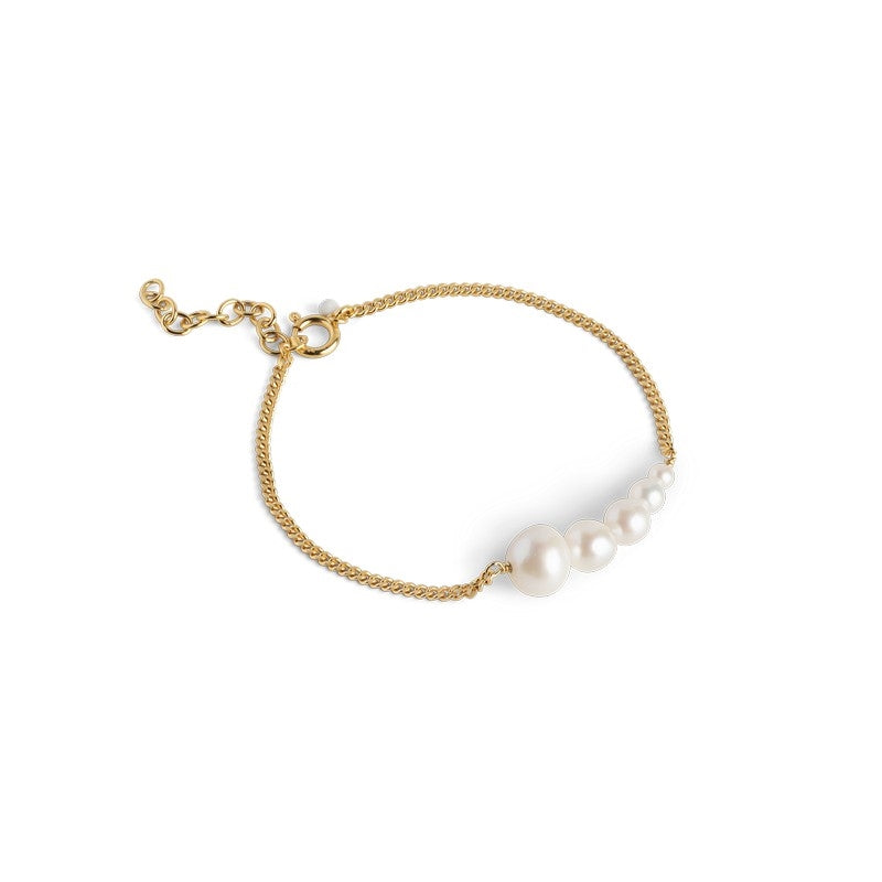 Carmen armbånd fra Enamel Copenhagen i 18 karat forgyldt sølv med varierede ferskvandsperler, 15–18 cm.