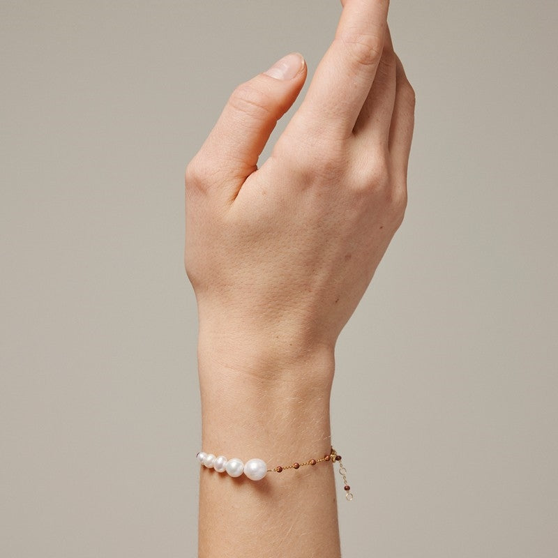 Lola Carmen armbånd i forgyldt sølv med ferskvandsperler fra Enamel Copenhagen 15+4 cm