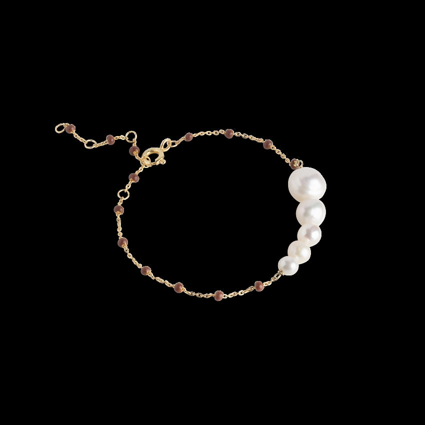 Lola Carmen armbånd i forgyldt sølv med ferskvandsperler fra Enamel Copenhagen 15+4 cm