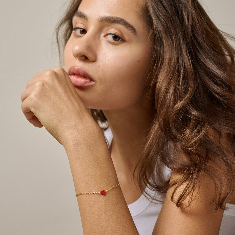 Amore armbånd i forgyldt sølv med rødt emaljehjerte fra Enamel Copenhagen