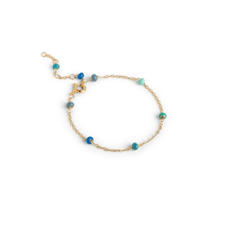 Enamel Copenhagen Lola Bold Atlantic armbånd i 18 kt forgyldt sølv med blå og grønne emaljekugler, justerbar 15–19 cm.