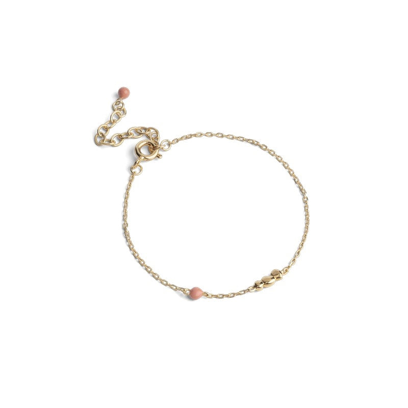 Nara armbånd i forgyldt sølv med Light Coral emalje fra Enamel Copenhagen 15–19 cm – fint kædearmbånd med justerbar længde.