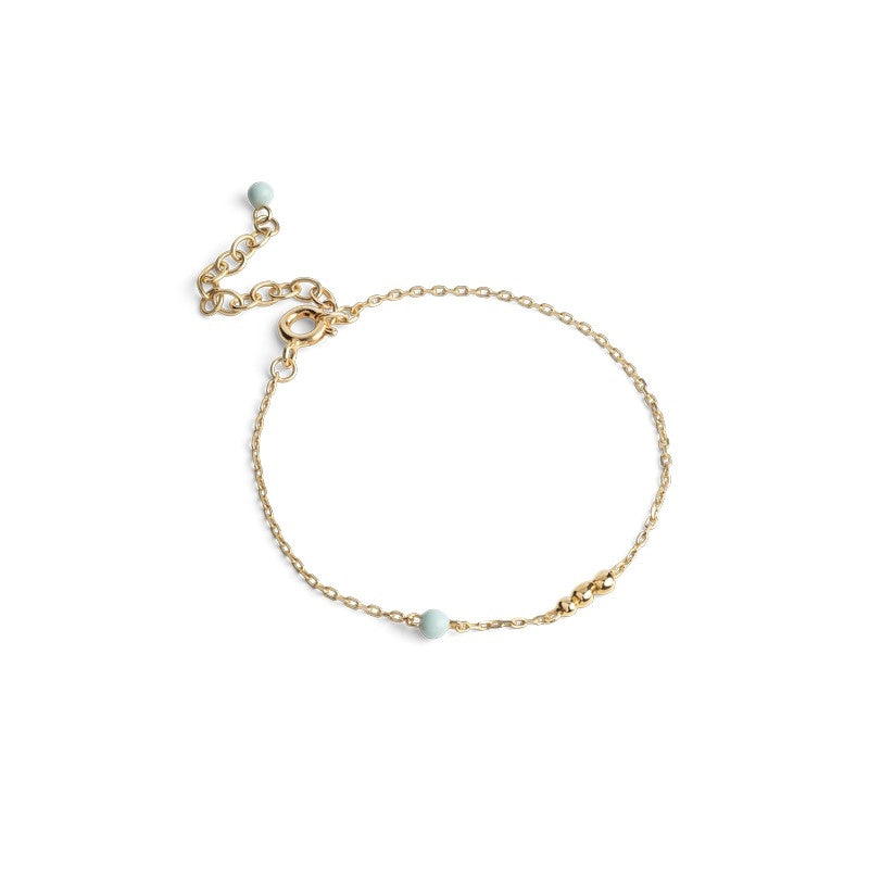 Nara armbånd i forgyldt sølv med mintperle fra Enamel Copenhagen i justerbar længde 15–19 cm.