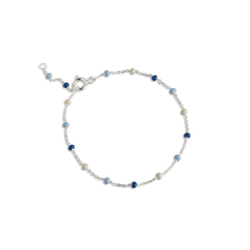 Enamel Copenhagen Lola MARINE armbånd i forgyldt sølv med blå og hvide emaljeperler 15,5–17,5 cm.