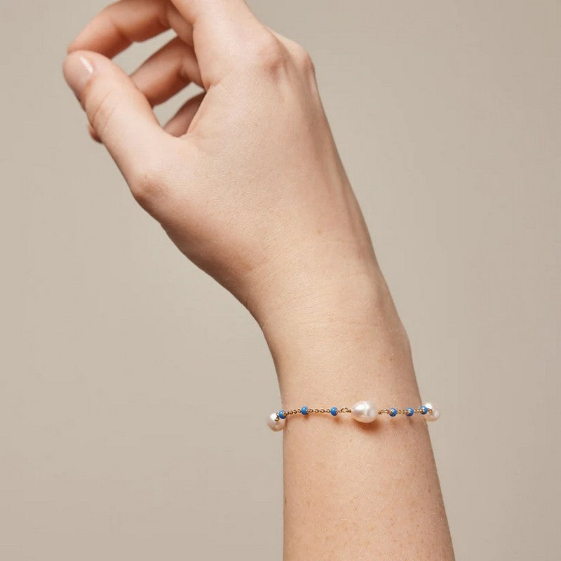 Lola Perlita armbånd i forgyldt sølv fra Enamel Copenhagen med blå emaljeperler og hvide ferskvandsperler 15–19 cm