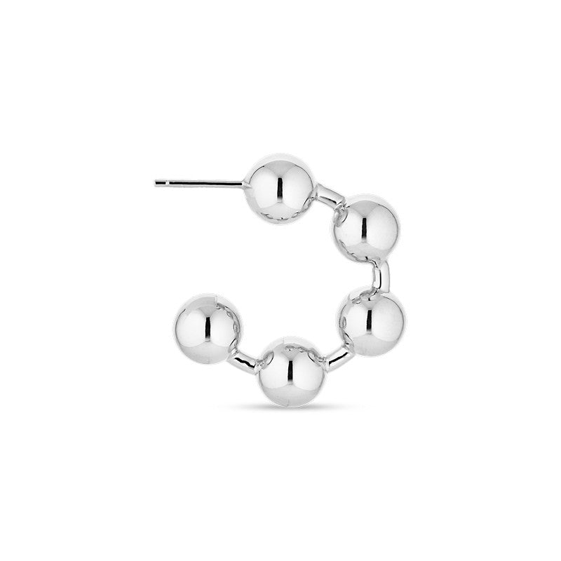 Big Atomic hoop sølvørering fra Jane Kønig i blankt sølv med fem polerede kugler, ATOMIC kollektion.