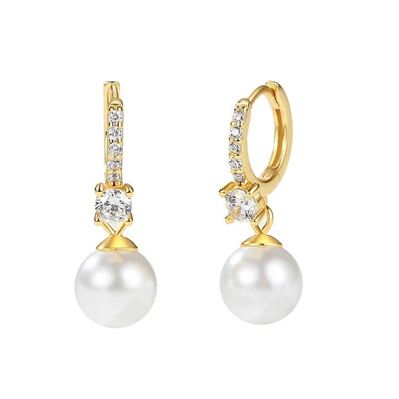 Stinna creoler i 18 karat forgyldt sølv med ferskvandsperler og zirkonia fra ByBirch