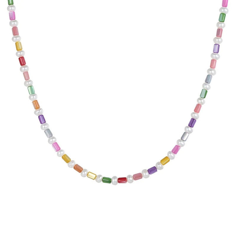 Luca halskæde fra ByBirch i forgyldt sølv med ferskvandsperler og perlemor 39+3 cm