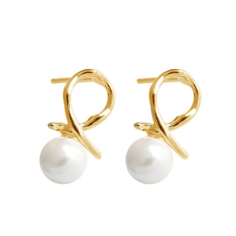 Malene ørestikker i forgyldt sølv med ferskvandsperler fra ByBirch