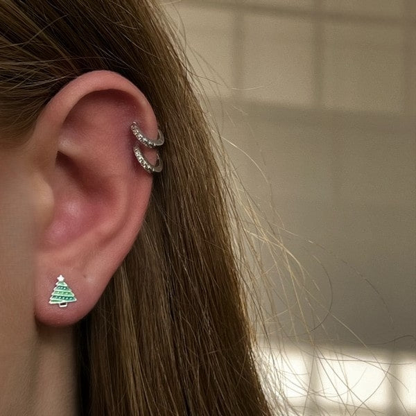 ByBirch sølv øreringe med juletræ og farvet emalje