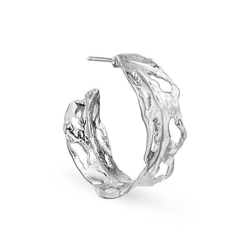 Jane Kønig Leaf Hoop ørering i sølv Large fra Rosie-kollektionen med rosenblad-inspireret grafisk og åben form.