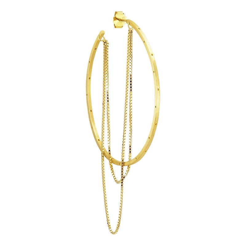 Jane Kønig Big Orbis Chain Hoop i forgyldt sølv med børstet mat overflade og kæde-detaljer.