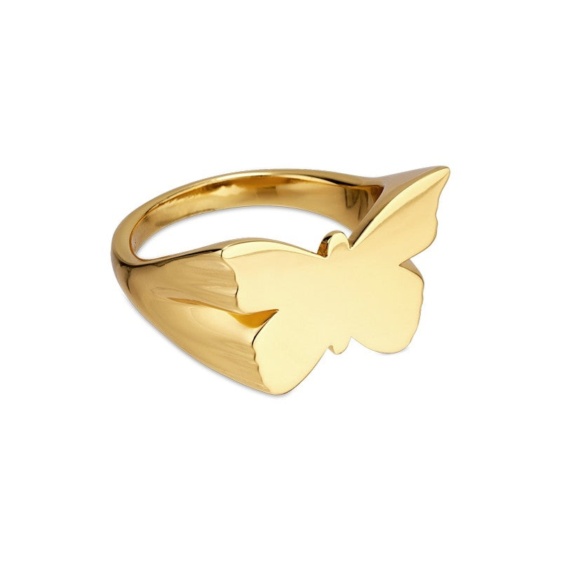 Jane Kønig Butterfly Signet ring i forgyldt sølv – nærbillede af sommerfugledetalje