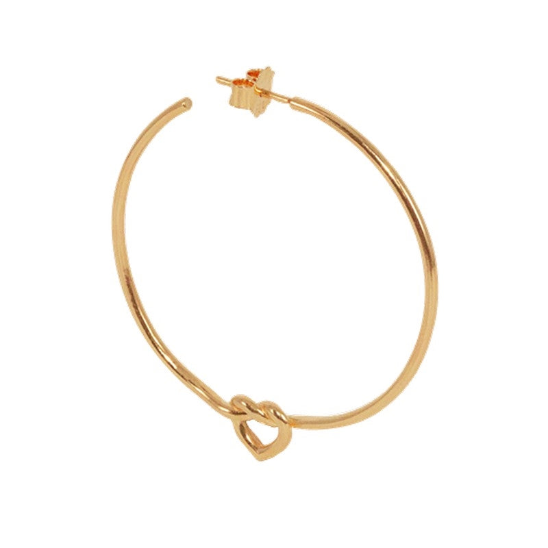 Jane Kønig Big Tied Heart Hoop ørering i 18 karat forgyldt sterlingsølv med hjerteformet detalje.