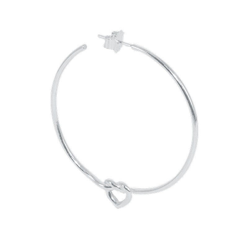 Jane Kønig Big Tied hoop i sterlingsølv fra Tied Heart-kollektionen med hjerteformet sølvdetalje.