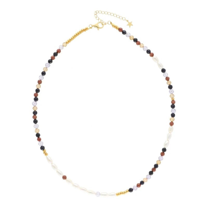 Bella halskæde fra Nuni Copenhagen i 24 karat forgyldt sølv med ferskvandsperler, zirkonia og glaskrystaller i varme og mørke farver.