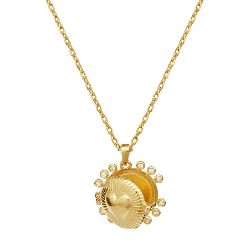 Maanesten Rebel Hearts Beloved halskæde i forgyldt sølv med 14 mm åben medaljon og hjerteformet relief.