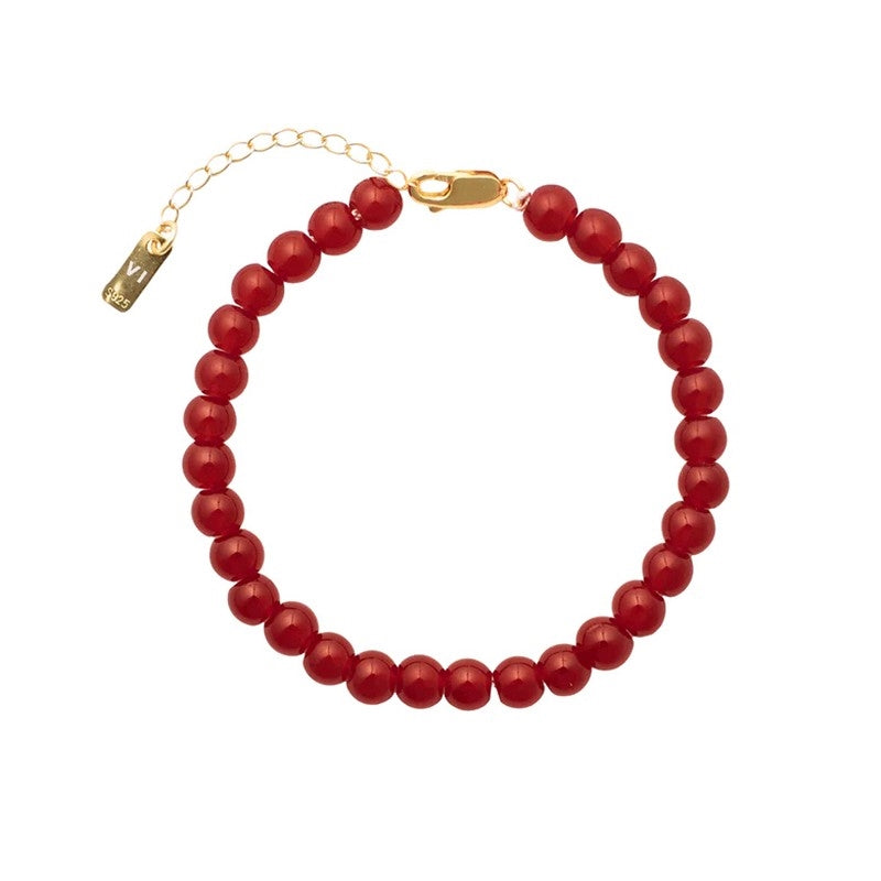 Candy Coral Berry armbånd i 18 kt forgyldt sølv med røde, glatte 6 mm perler fra House of Vincent.