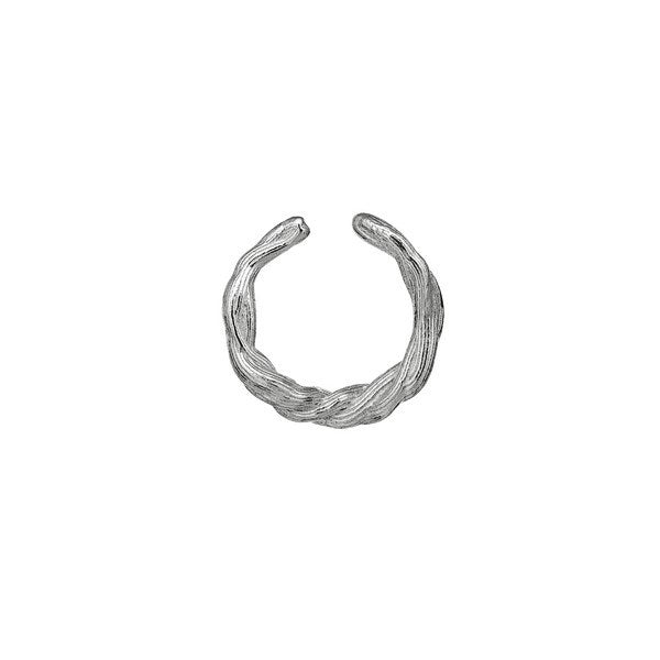 Blake earcuff i sterling sølv fra Maanesten med rillet og snoet design.