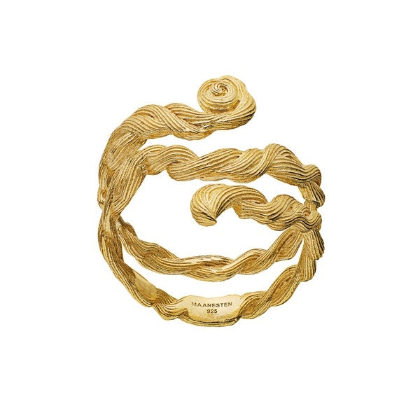 Bobie ring i 18 karat forgyldt sølv fra Maanesten Moonrise Magic kollektion med bølget organisk design.