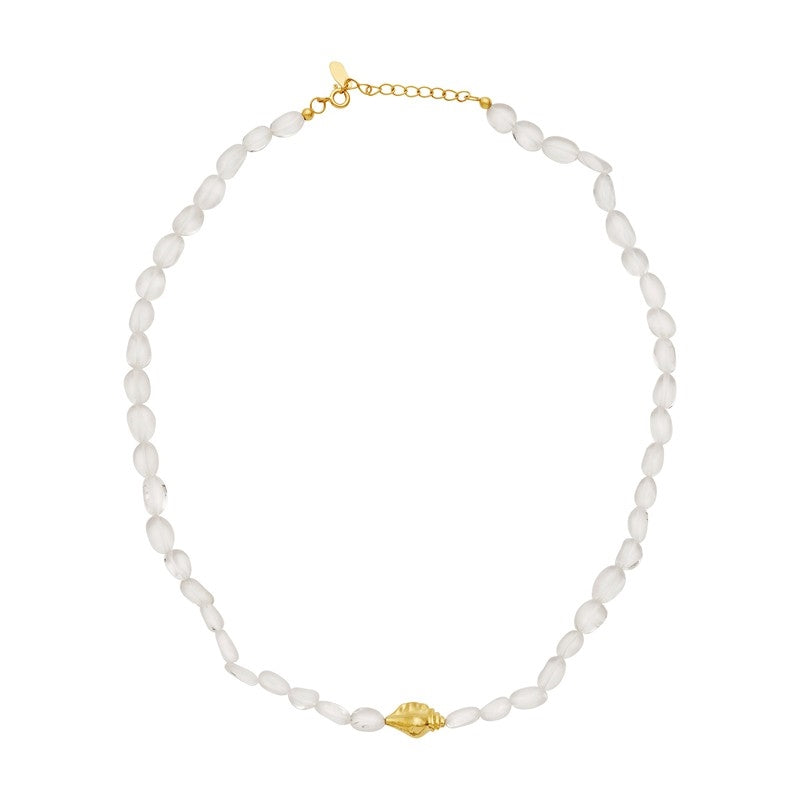 Bonadea halskæde fra Maanesten i forgyldt sølv med bjergkrystal og 14 mm konkylievedhæng fra Aphrodite-kollektionen.