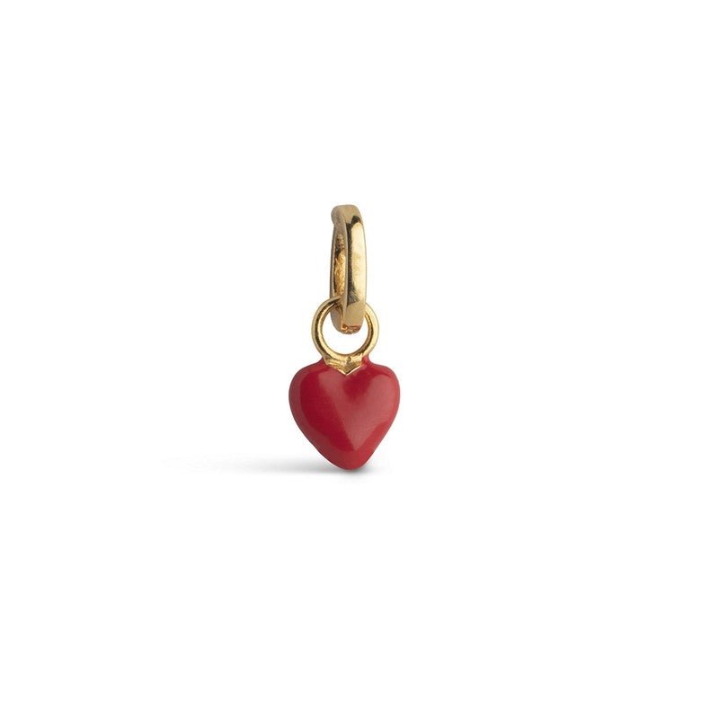 Amore hjertecharm i forgyldt sølv med rød emalje fra Enamel Copenhagen – lille hjerte charm.