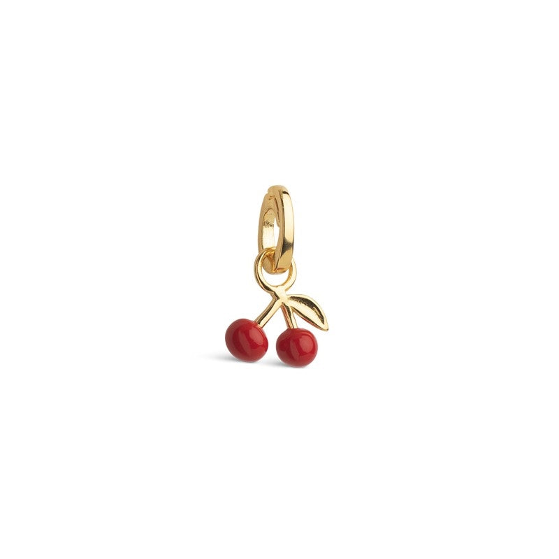Cherry on Top charm fra Enamel Copenhagen i forgyldt sølv med rødt emaljekirsebær.
