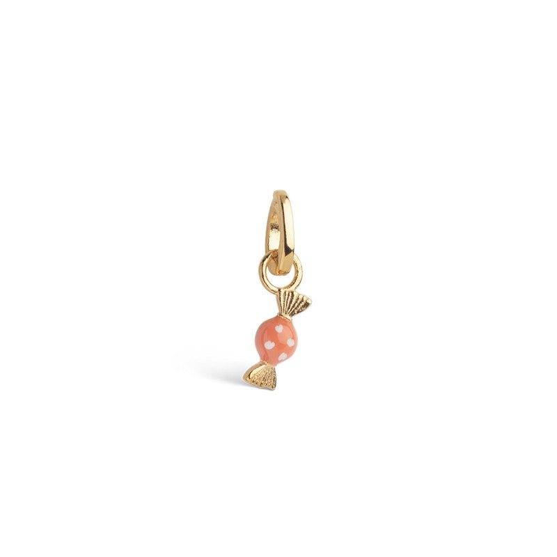 Enamel Copenhagen Cute Candy charm i forgyldt sølv med koralfarvet emalje og hvide prikker formet som et stykke slik.