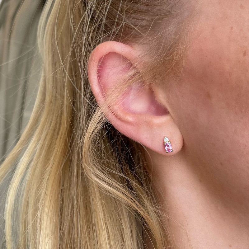 Petit øreringe i 14 kt guld med ovale pink safirer og 0,05 ct diamanter fra Nuran