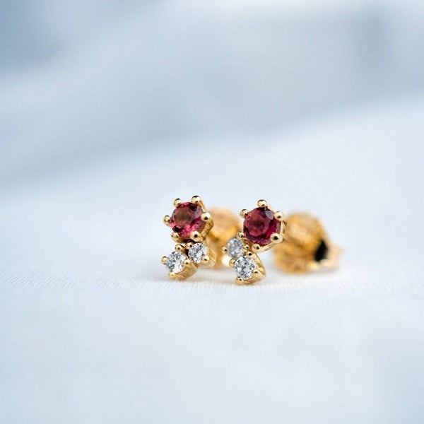 Nuran Twinkle ørestikker i 14 kt guld med pink turmalin og diamanter