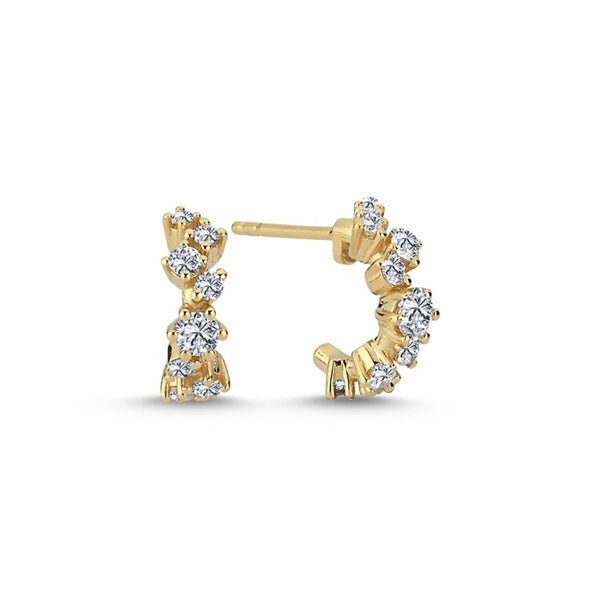 Nuran Twinkle creoler i 14 kt guld med 0,24 ct diamanter – små elegante creoler med diamantdetaljer.