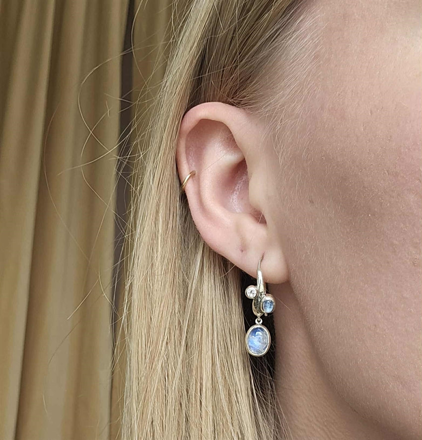 Casual Curve øreringe i sølv med månesten fra Rabinovich