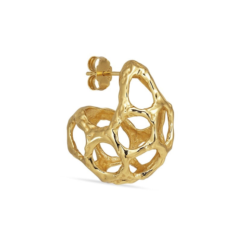Jane Kønig Chunky Space ørering i 18 karat forgyldt sølv med organisk, netmønstret design.