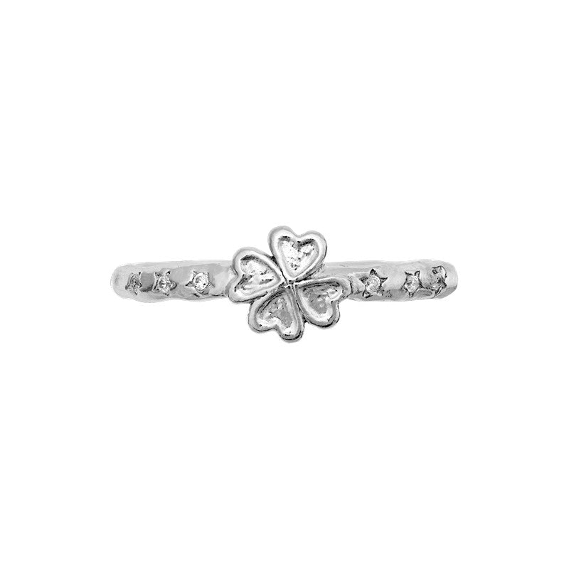 Clover ring i 925 sterlingsølv fra Maanesten med kløvermotiv og hvide zirkonia-sten.