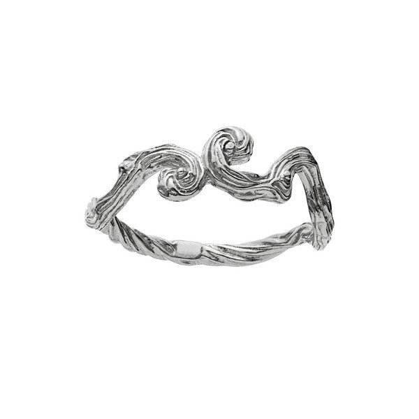 Cora ring i sølv fra Maanesten med bølgende, dekorative detaljer fra Moonrise magic-kollektionen.